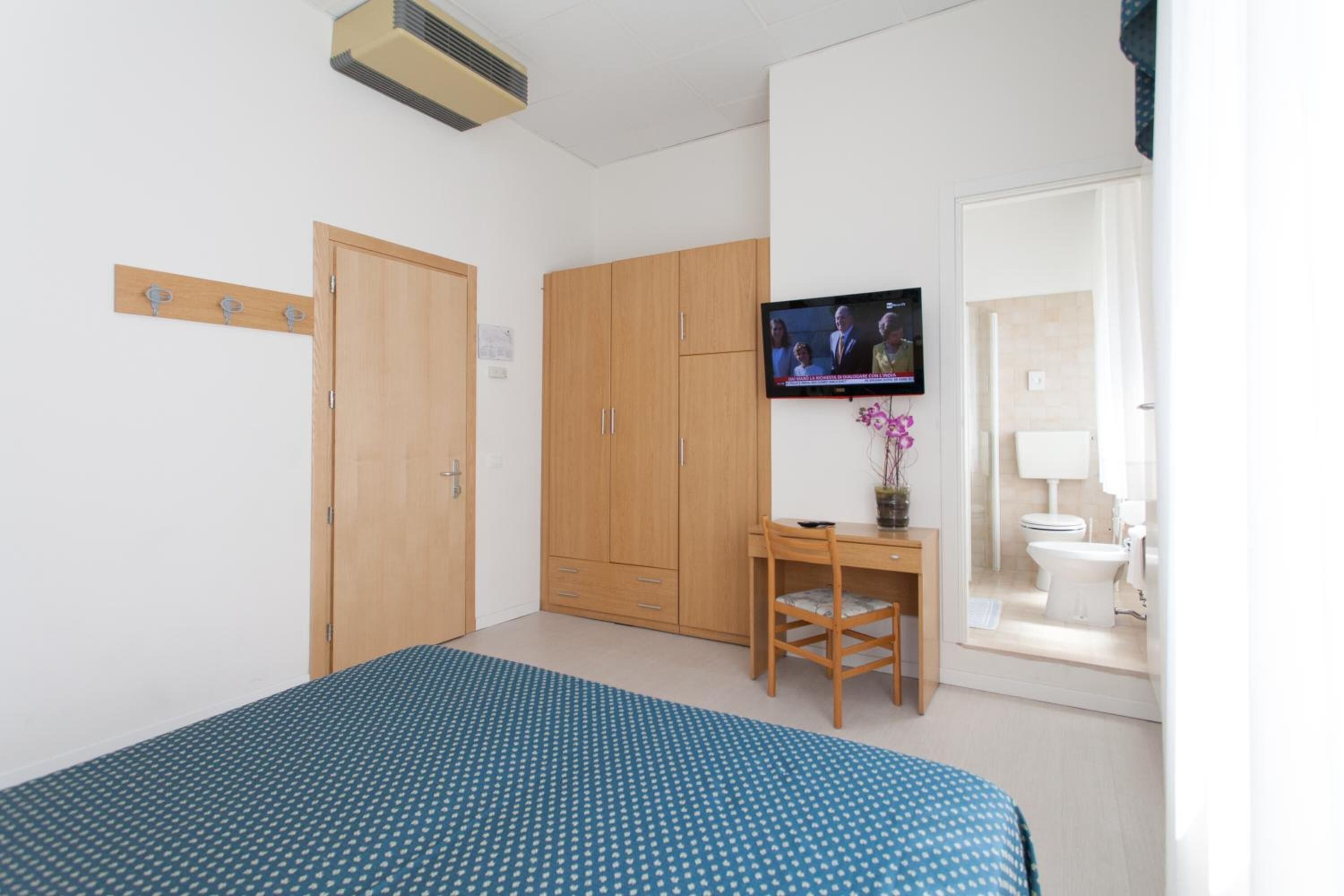 classic triple room, 1 bedroom | in-room safe, desk, cots/infant beds, free wifi