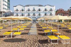 Sillas reclinables de playa, sombrillas