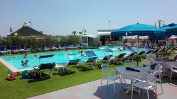Piscine extérieure, chaises longues