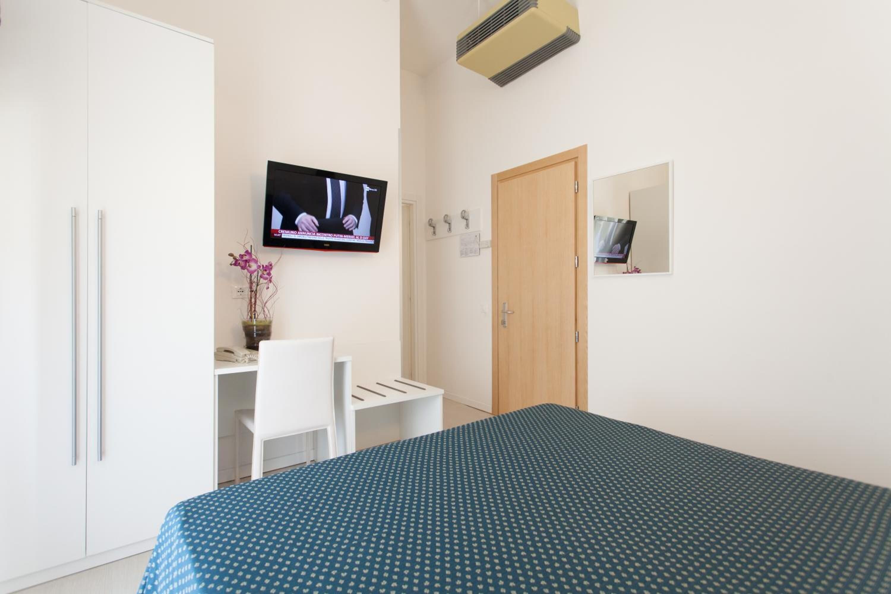 classic triple room, 1 bedroom | in-room safe, desk, cots/infant beds, free wifi