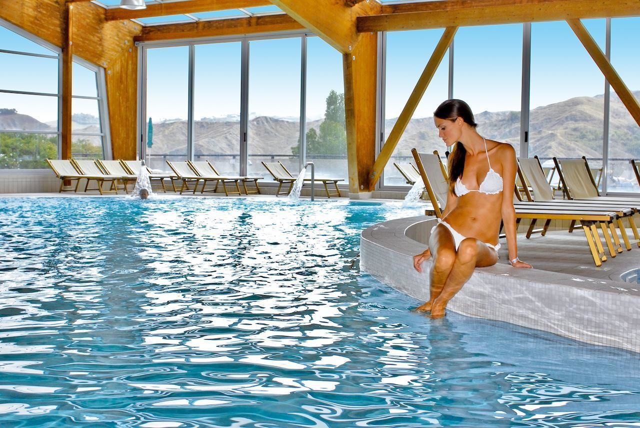 Piscine couverte, piscine extérieure, chaises longues