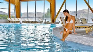 Piscine couverte, piscine extérieure, chaises longues