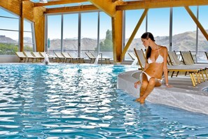 Piscine couverte, piscine extérieure, chaises longues