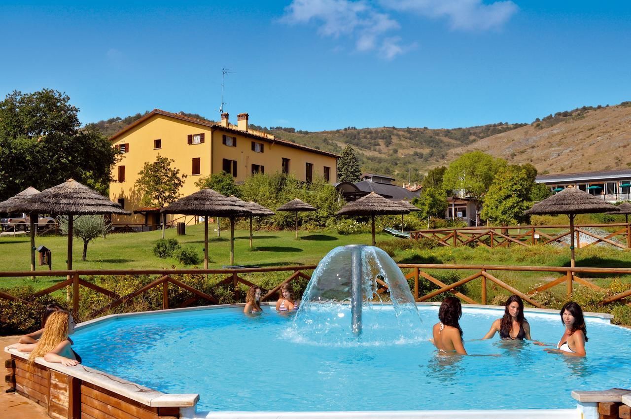 Piscine couverte, piscine extérieure, chaises longues