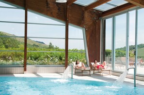 Piscina interna, piscina externa, espreguiçadeiras