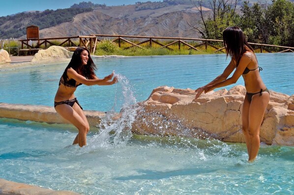 من حمّامات السباحة المغطاة، حمّام سباحة خارجي، مقاعد للتشمس