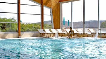 Una piscina techada, una piscina al aire libre