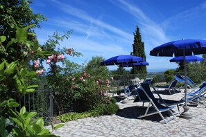 Seasonal outdoor pool, pool umbrellas, pool loungers - Villa Sant'Uberto Country Inn (Radda in Chianti)