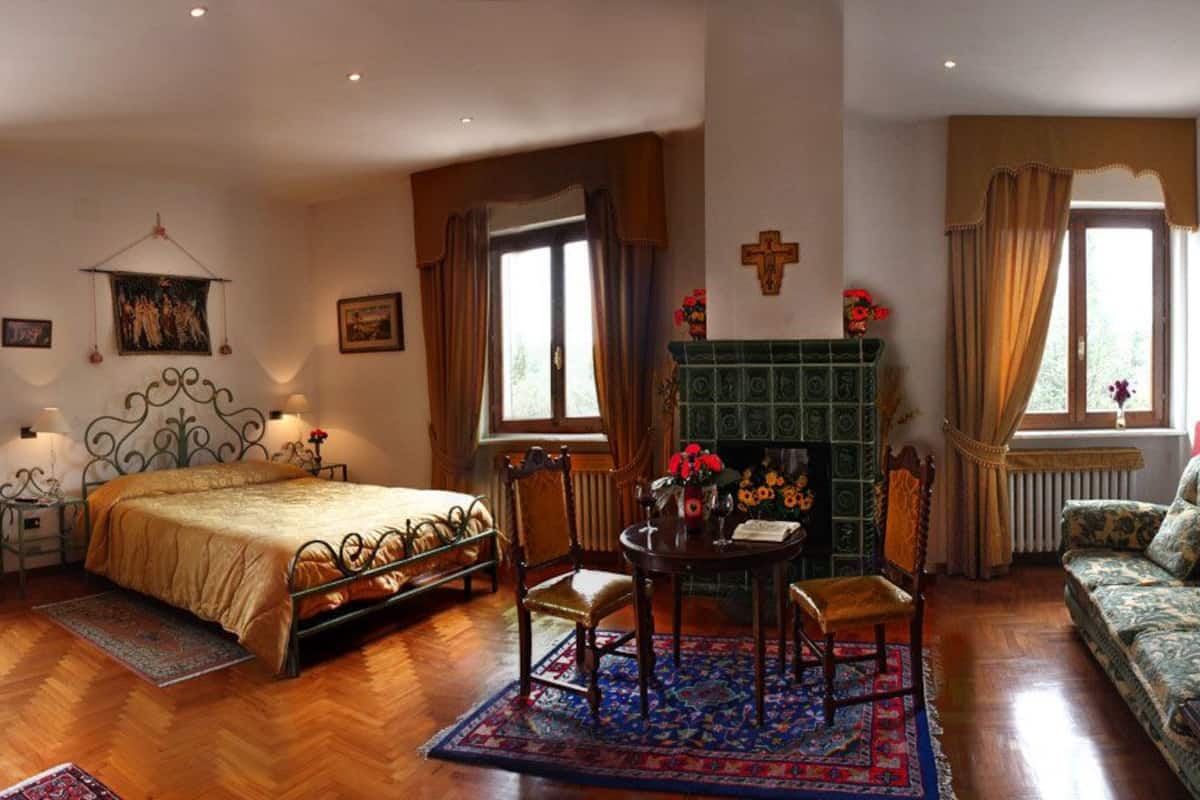 Junior suite | 1 slaapkamer, een kluis op de kamer, individueel gedecoreerd, een bureau