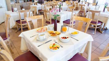 Breakfast, lunch, dinner served; Italian cuisine