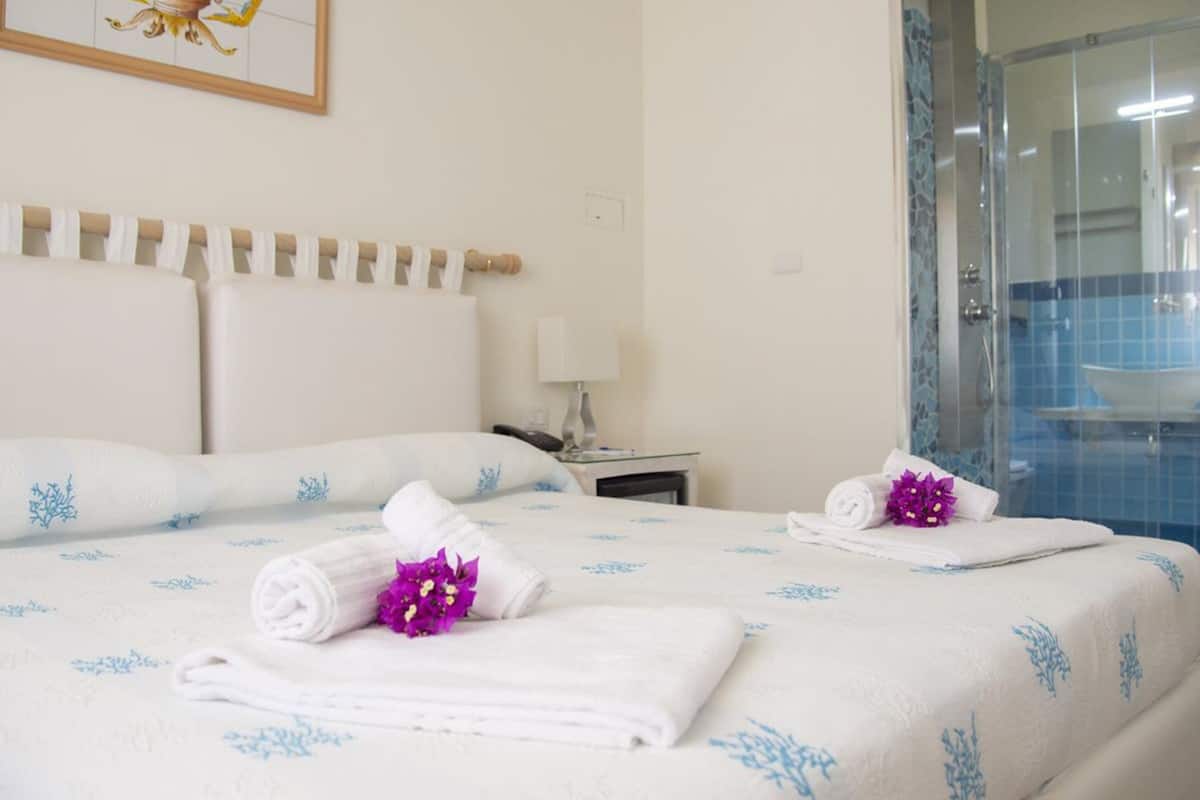 suite (elegance) | minibar, in-room safe, desk, soundproofing