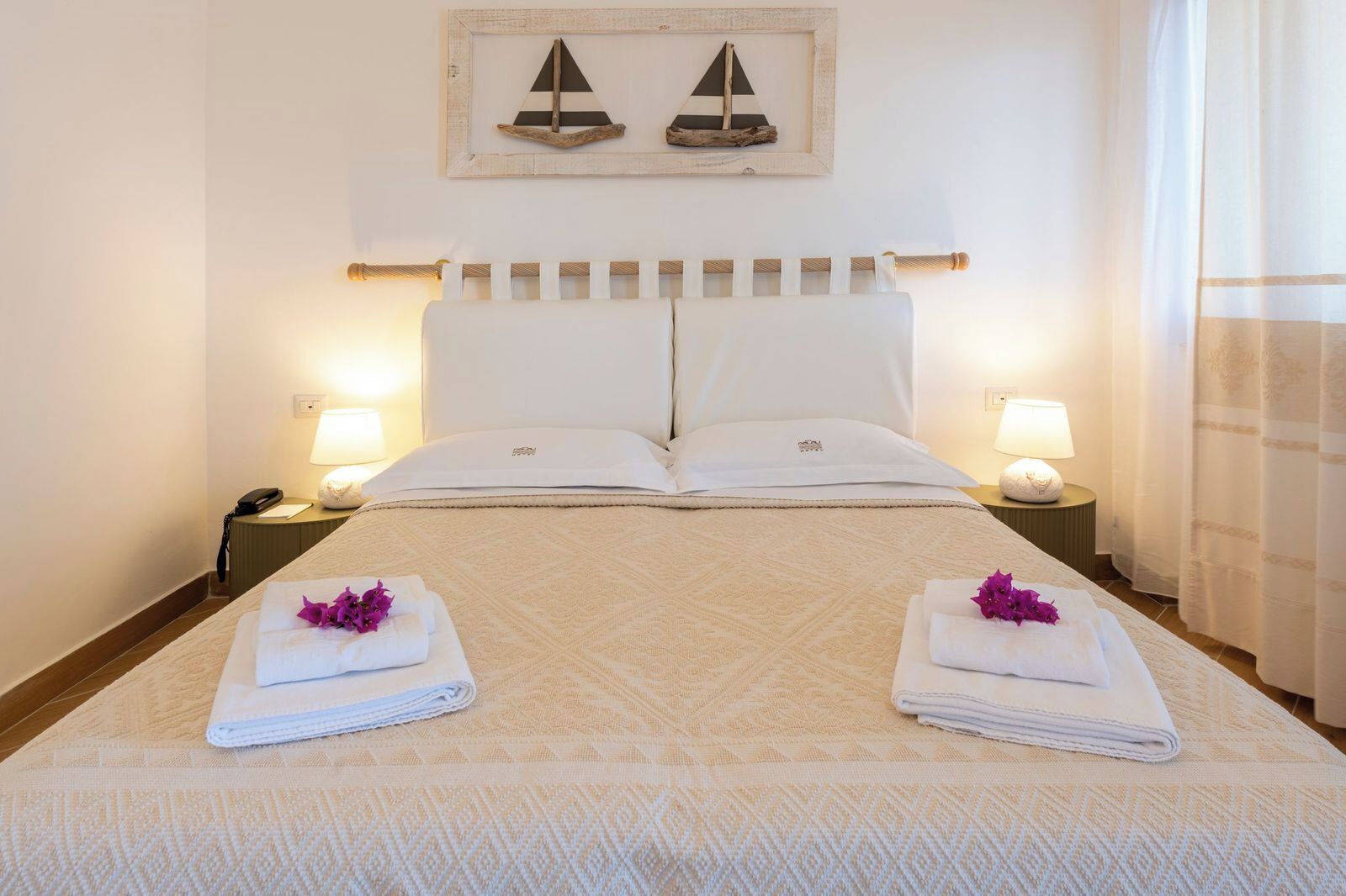 Suite with Sea View | Safe på rommet, lydisolert, wi-fi (inkludert) og sengetøy