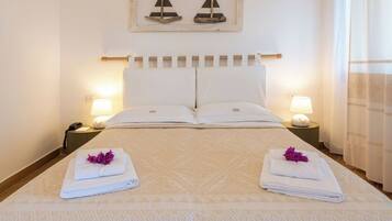 Suite with Sea View | Minibar, Zimmersafe, Schreibtisch, schallisolierte Zimmer