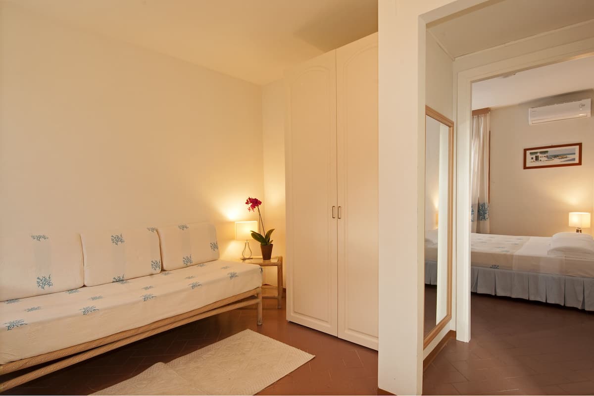 family room | minibar, in-room safe, desk, soundproofing