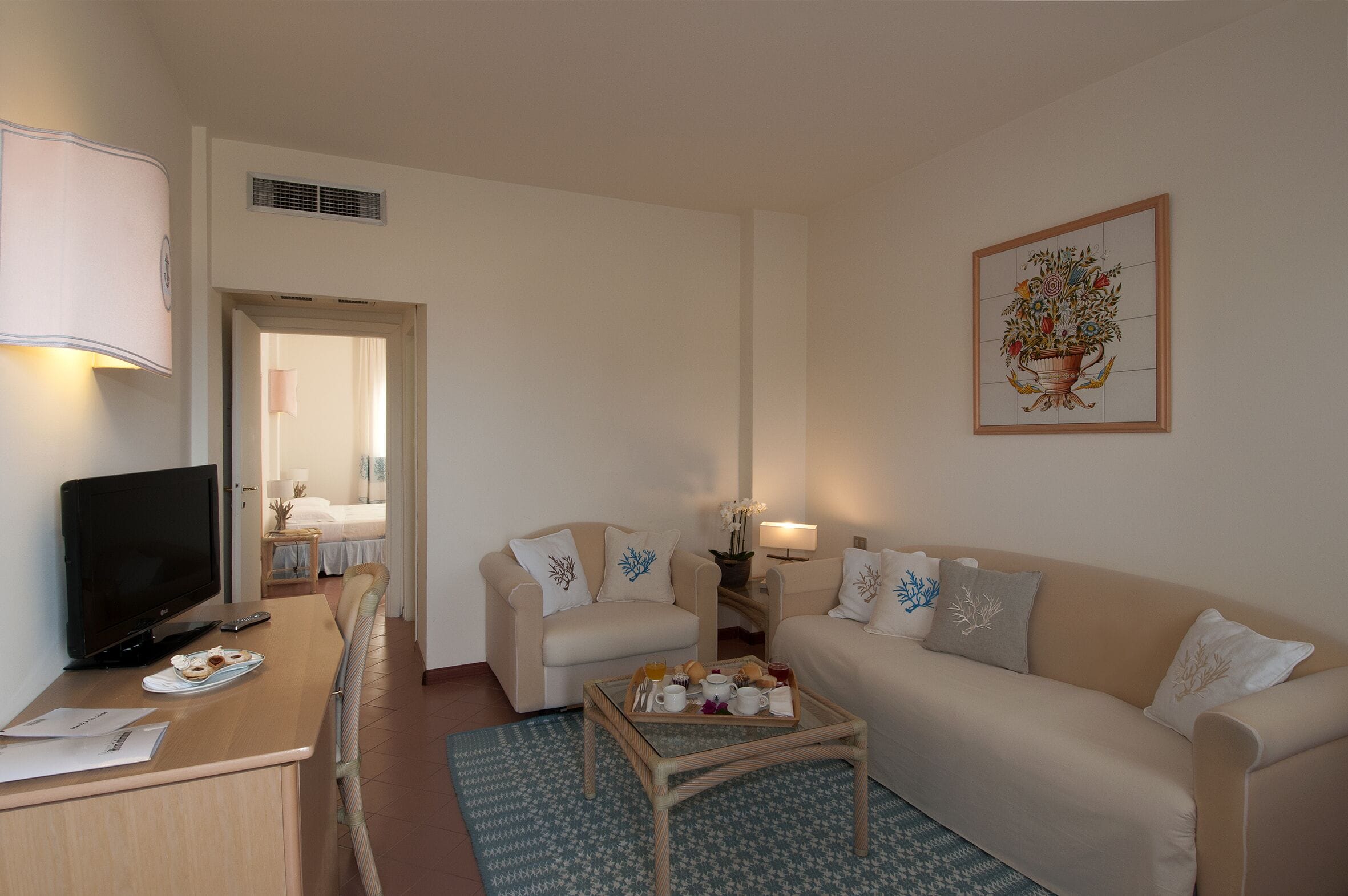 junior suite | minibar, in-room safe, desk, soundproofing