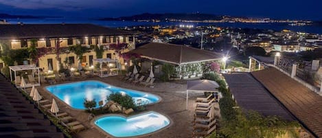 2 outdoor pools, sun loungers