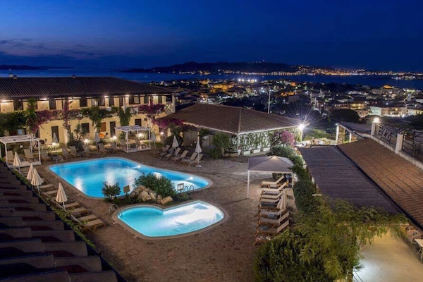 2 outdoor pools, sun loungers
