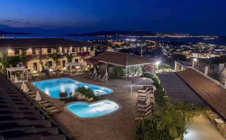 2 outdoor pools, pool loungers. Hotel Palau