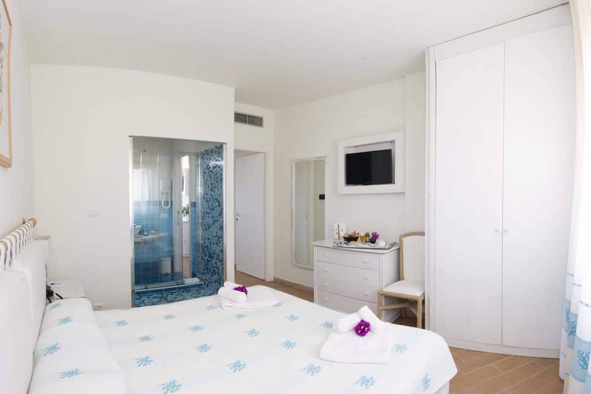 suite (elegance) | minibar, in-room safe, desk, soundproofing