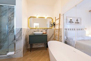 Suite with Sea View | Phòng tắm | Máy sấy tóc, chậu vệ sinh/vòi rửa, khăn tắm, xà phòng
