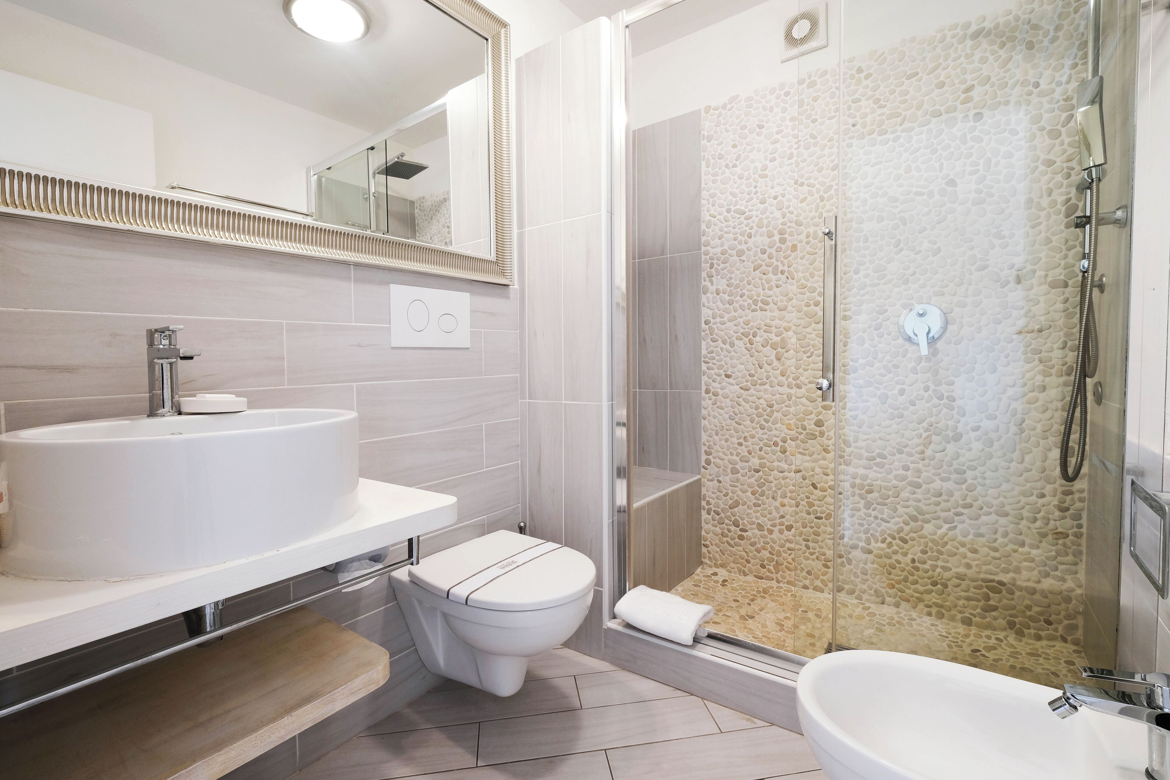Chambre Classique Double ou avec lits jumeaux | Salle de bain | Sèche-cheveux, bidet, serviettes fournies, savon