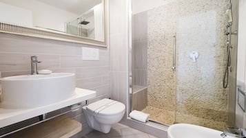Chambre Classique Double ou avec lits jumeaux | Salle de bain | SĂšche-cheveux, bidet, serviettes fournies, savon