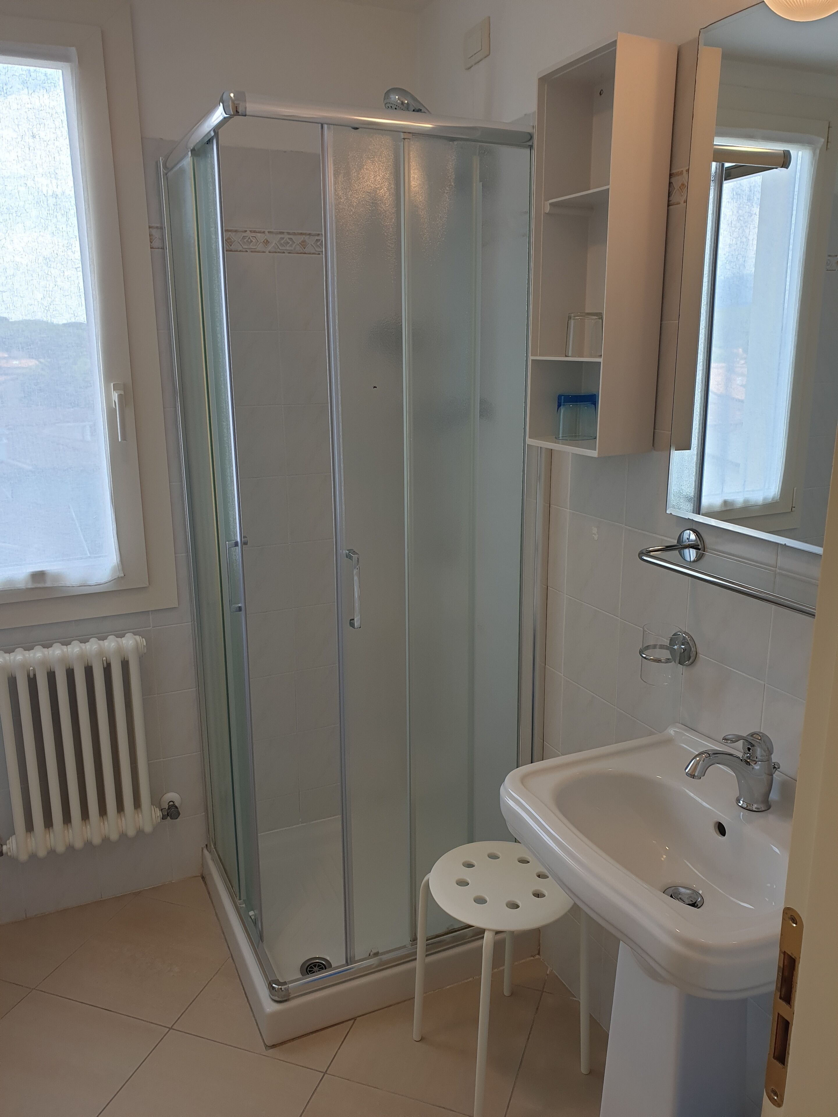 shower, free toiletries, hair dryer, bidet