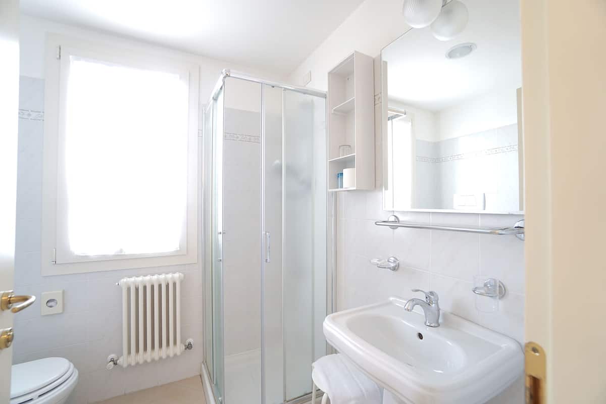 superior double room, balcony | bathroom | shower, free toiletries, hair dryer, bidet