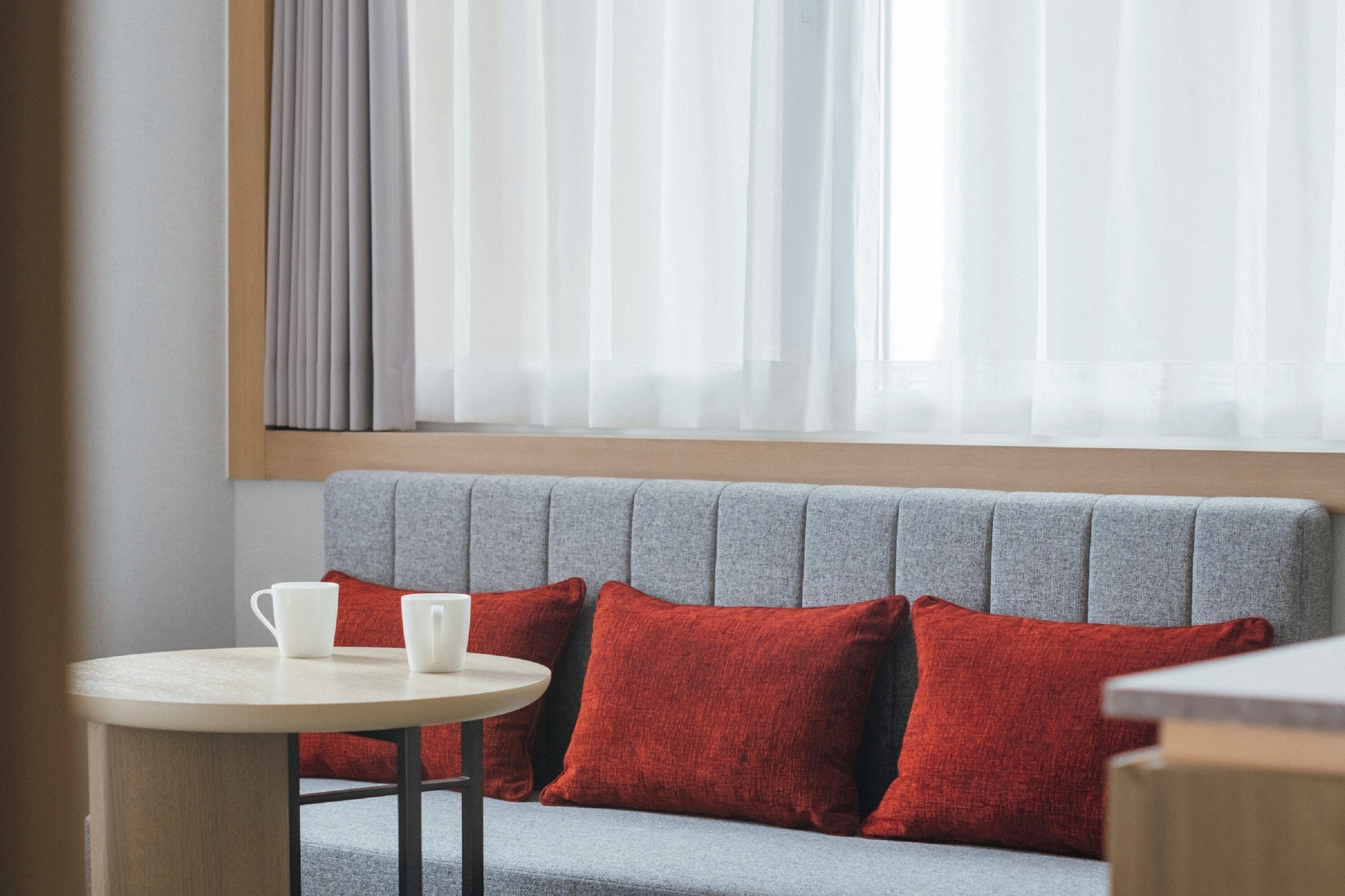 Schreibtisch, Verdunkelungsvorhänge, Bügeleisen/Bügelbrett