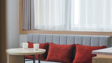 Schreibtisch, VerdunkelungsvorhĂ€nge, BĂŒgeleisen/BĂŒgelbrett