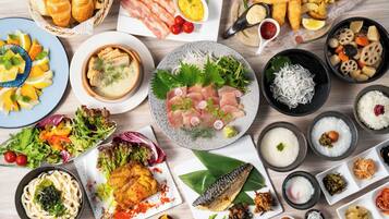 Un'ampia scelta di piatti, tra cui sushi, insalate e pesce.