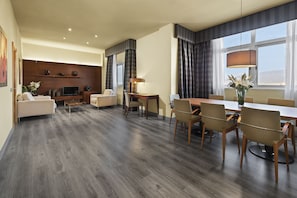 Junior Suite | Living area | 20-inch LED TV with digital channels - Elba Almería Business & Convention Hotel (Almeria)