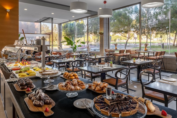 Petit déjeuner buffet (13 EUR par personne)