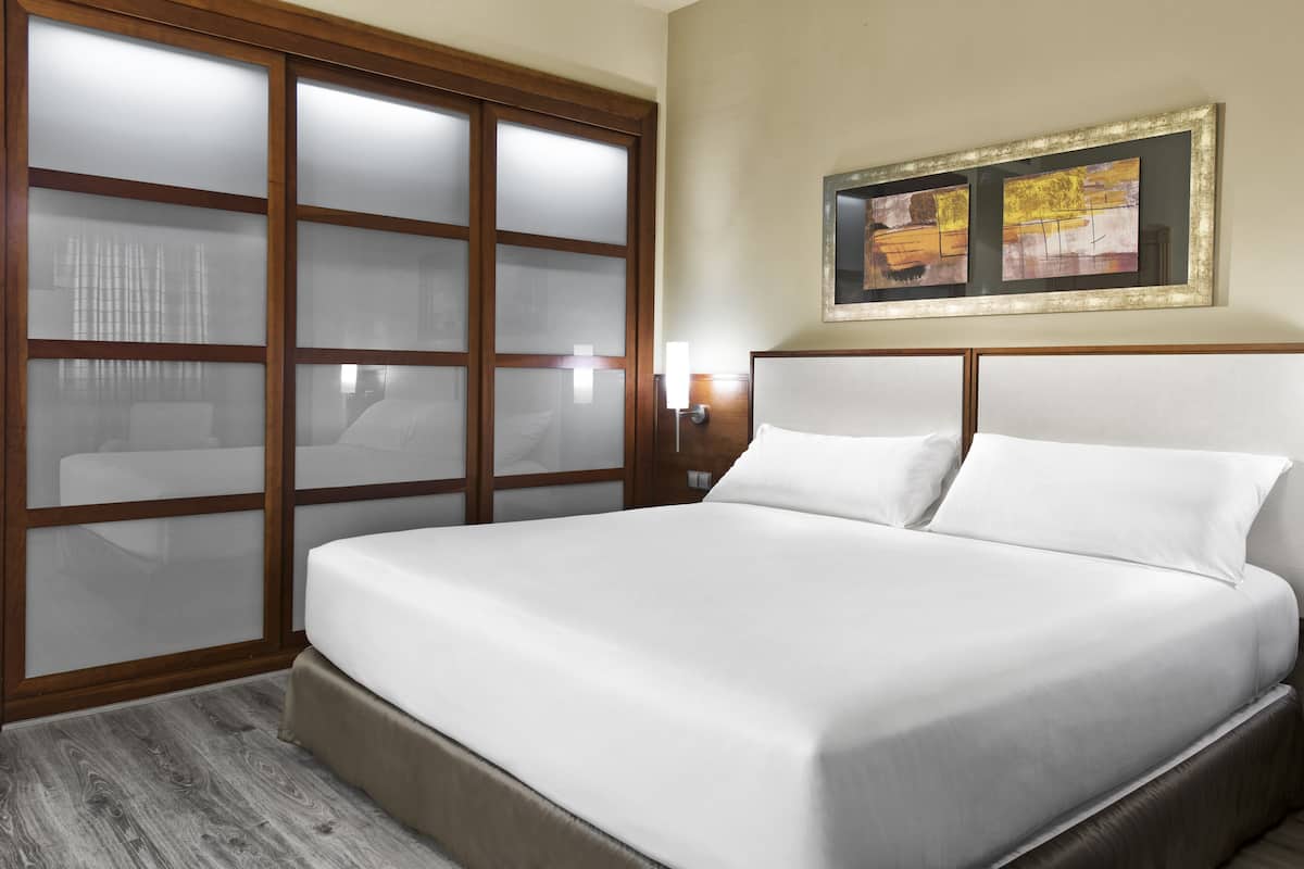 suite | 1 bedroom, minibar, in-room safe, desk