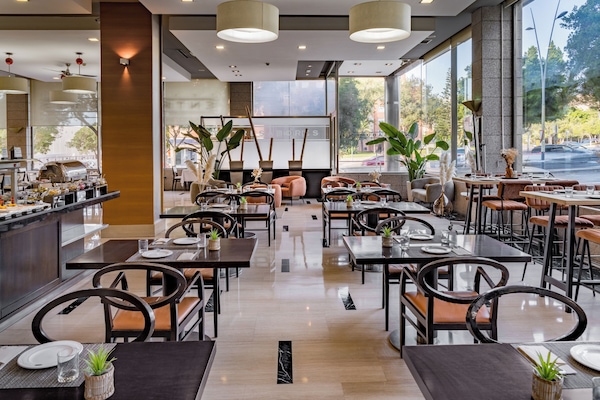 Melayani sarapan, makan siang, makan malam; sajian masakan Mediterania