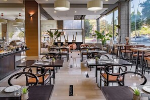 供应早餐、午餐和晚餐，地中海菜