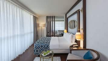 Junior Suite with Queen Size Bed | 1 chambre, minibar, coffres-forts dans les chambres, bureau