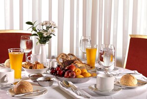 Desayuno buffet diario (EUR 7 por persona)