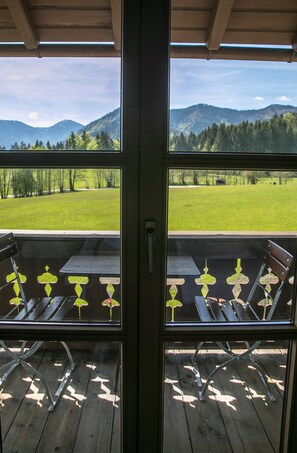 Habitación doble panorámica, 2 camas individuales, balcón, vista a la montaña | Escritorio y ropa de cama 