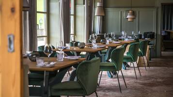 Breakfast, lunch, dinner served; Regional cuisine