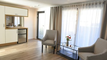 Deluxe Room, 1 King Bed | Individually decorated, individually furnished, blackout drapes