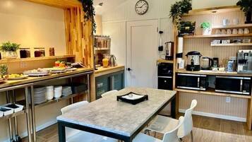 Sudah termasuk sarapan ala kontinental setiap hari