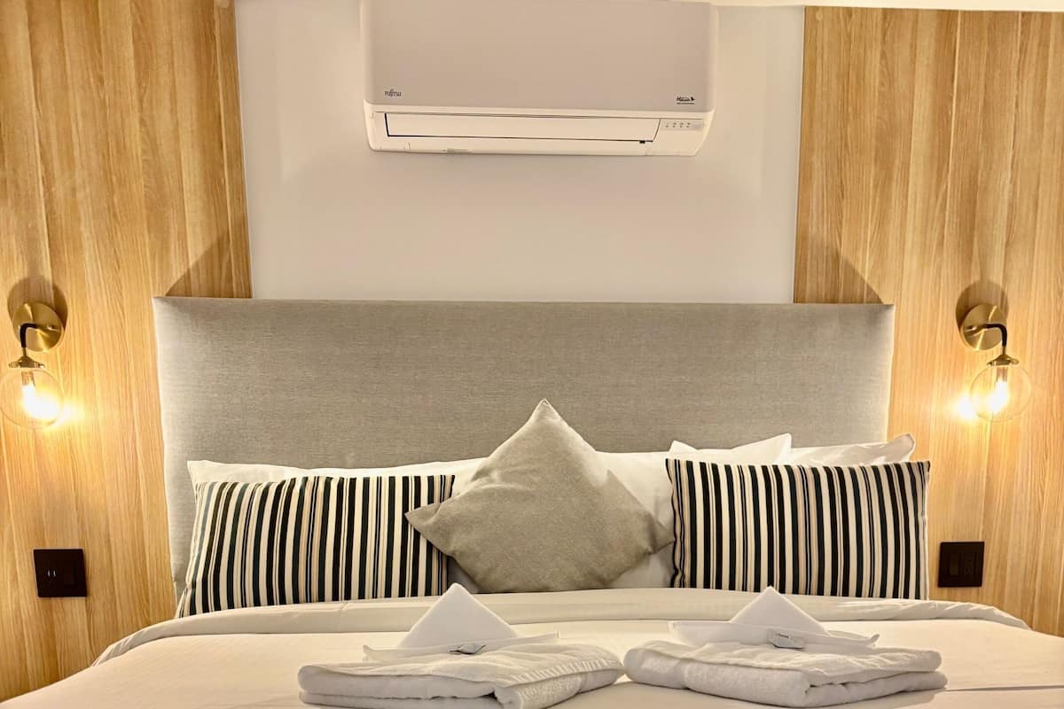 Habitación Deluxe, 1 cama de matrimonio grande | Cortinas opacas, tabla de planchar con plancha, wifi gratis