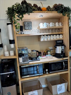 Free daily continental breakfast  - Veranda Cape Cod Family Resort (South Yarmouth)