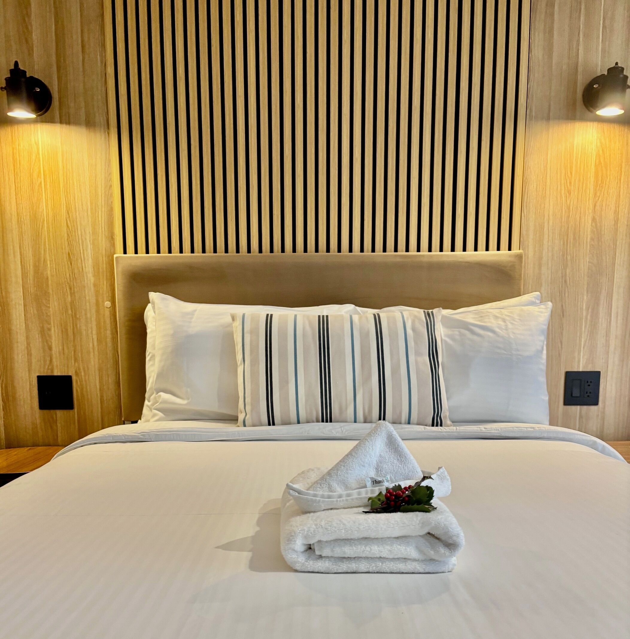 デラックス ルーム クイーンベッド 2 台 | 客室ごとに異なる装飾、客室ごとに異なるインテリア、遮光カーテン、アイロン / アイロン台