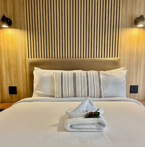 豪華客房, 2 張加大雙人床 | 獨特裝潢、布置獨特、遮光布/窗簾、熨斗/熨衣板