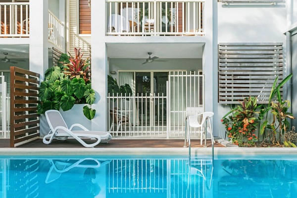 4 piscines extérieures, chaises longues