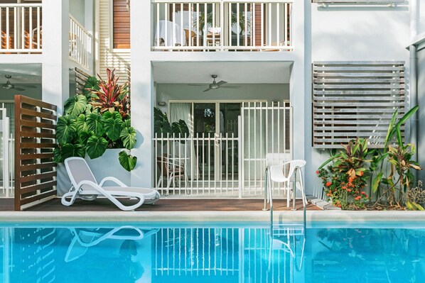 4 outdoor pools, pool loungers