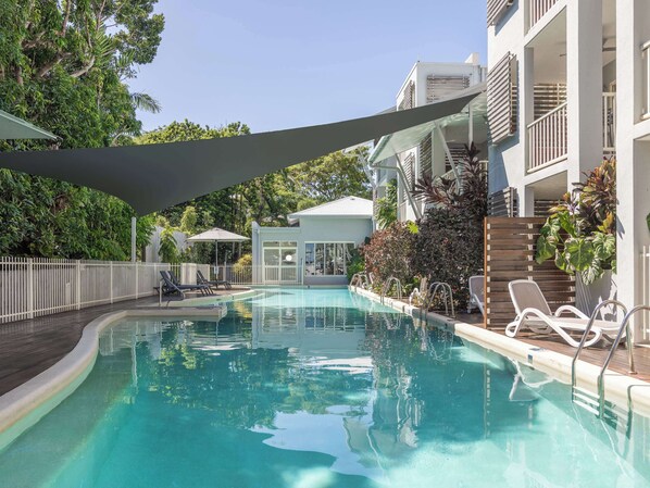 4 outdoor pools, pool loungers