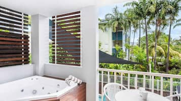 Huone (Spa) | Tallelokero huoneessa, silitysrauta/-lauta, vauvansängyt, lisävuoteet